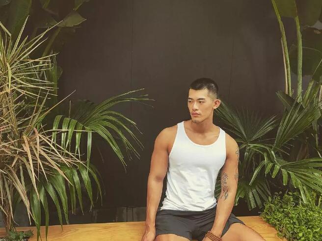 前^后^翘的痞帅长腿big筋霸，一看就很厉害的肌肉男！ - 51虹马